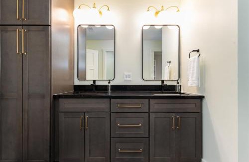 Northeast South Bend House | The Modern ND 4B 3,5BA 1 mi to Stadium