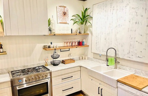 Peoplestown House | The Modern Victorian Charmer Hot Tub 5 bedroom 4 bath