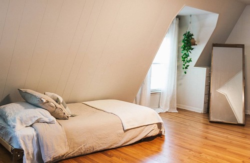 South Kansas City House | The Mona Lisa House