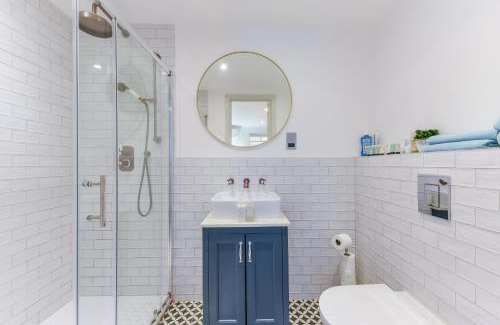 Little Venice Apartment | The Monaco Suite