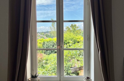 Saint-Cyr-au-Mont-d'Or House | The Monts d'Or golden jewel case