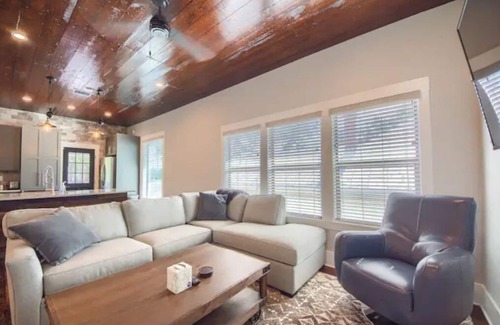 Near East Side Apartment | The Monty #2- Luxury,Downtown, near the River Walk