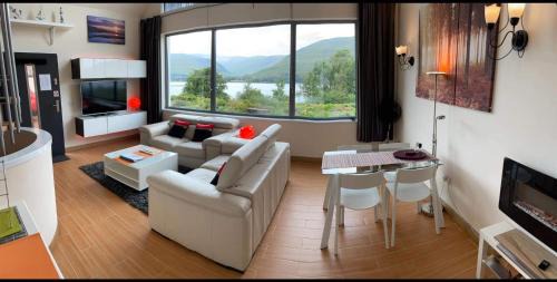 Fort William House | The Moorings