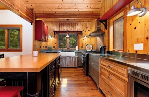 Pedlars Edge Ski Chalet | The Moose Lodge-Hot Tub/Game Room/Fire Pit/Grill/Walk to Slopes-0.7mi to Lodge