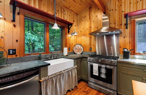 Pedlars Edge Ski Chalet | The Moose Lodge-Hot Tub/Game Room/Fire Pit/Grill/Walk to Slopes-0.7mi to Lodge