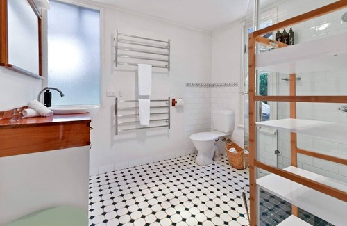 Bathurst House | The Morrisset - Truly Marvellous, Walk to CBD