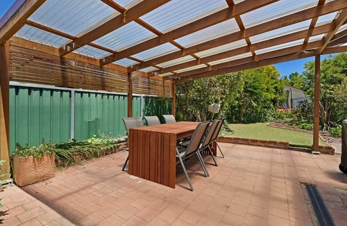 Bathurst House | The Morrisset - Truly Marvellous, Walk to CBD