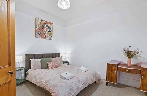 Bathurst House | The Morrisset - Truly Marvellous, Walk to CBD