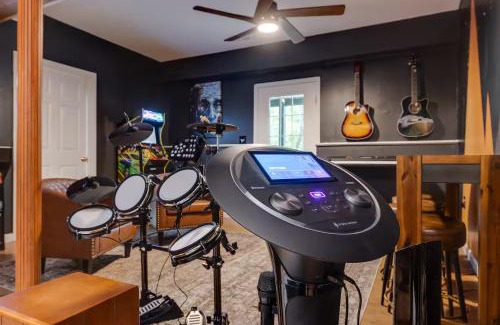 Massanutten House | The Mountain Muse - Music, Games, HotTub, Sleeps12, PetsOk