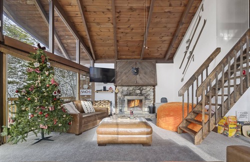Gilford Ski Chalet | The MOUNTAIN VIEW CHALET @Gunstock @LakeWinni