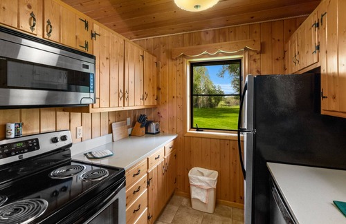 Ennis Cabin | The Mountainside II deluxe is a spacious log cabin 2 bed/2bath