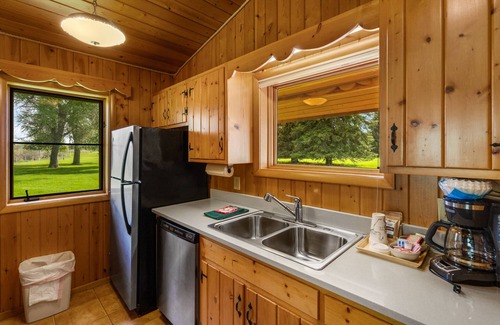 Ennis Cabin | The Mountainside II deluxe is a spacious log cabin 2 bed/2bath
