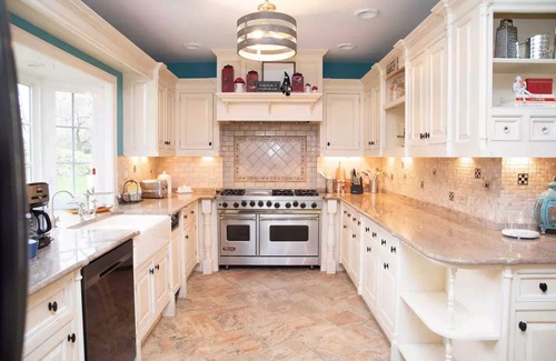 Rockford House | The Mulford Complex Private Estate with Pool & Hot Tub