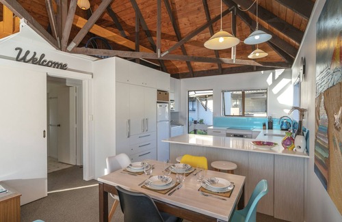 Onemana Cottage | The Music Lounge - Onemana Holiday Chalet