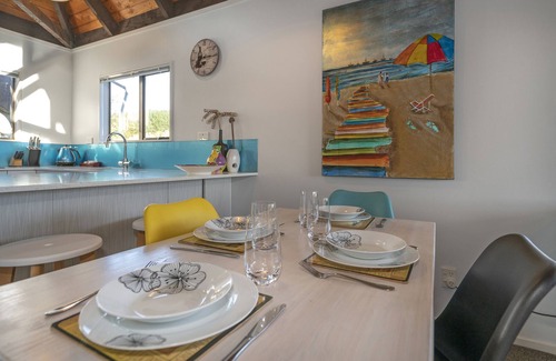 Onemana Cottage | The Music Lounge - Onemana Holiday Chalet