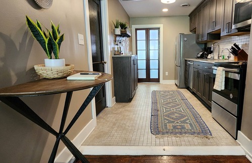 Old City Condo | The Nama Retreat: Ultra-Modern, Downtown, Sleeps 6, WiFi, Full Kitchen, Stylish Decor