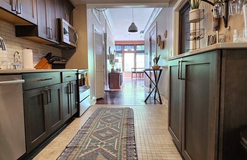 Old City Condo | The Nama Retreat: Ultra-Modern, Downtown, Sleeps 6, WiFi, Full Kitchen, Stylish Decor