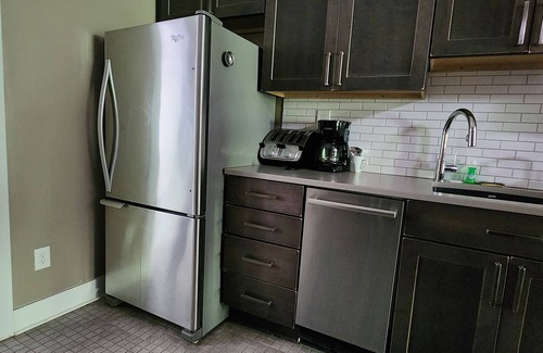 Old City Condo | The Nama Retreat: Ultra-Modern, Downtown, Sleeps 6, WiFi, Full Kitchen, Stylish Decor