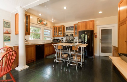 Napa House | The Napa Art House - w/fireplace & hot tub (Near Downtown Napa)
