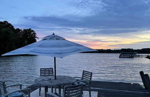 Lake Oconee House | The Navigators Club: Lake Oconee. Luxurious Lakefront 4BR/3BA/Art Studio/Dock