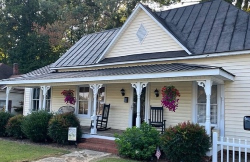 Jonesville House | The Nellie House. An historic cottage in the Heart of Elkin