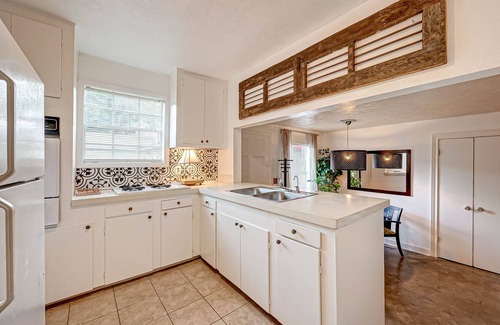 Garden Oaks House | The Nero—2BR garage apartment Pet Friendly with private backyard. NO PARTIES!