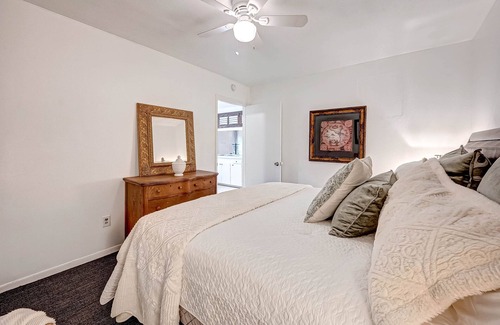 Garden Oaks House | The Nero—2BR garage apartment Pet Friendly with private backyard. NO PARTIES!