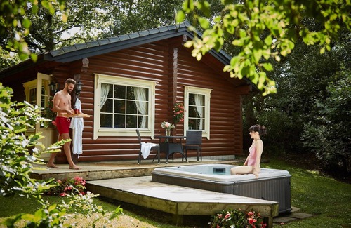 Bingley Cabin | The Nest - 5 Star - Pet Friendly - Hot Tub - Scandinavian Log Cabin