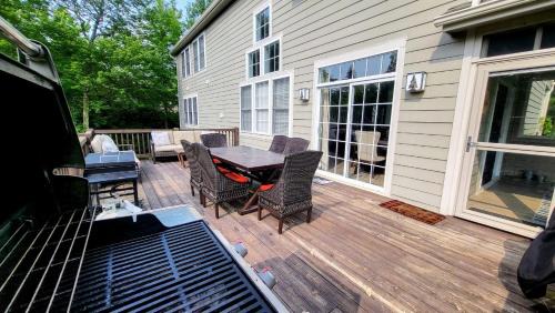Pocono Pines House | The Nest at Pinecrest by AvantStay Spacious Deck Game Room Fire Pit