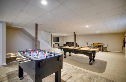 Pocono Pines House | The Nest at Pinecrest by AvantStay Spacious Deck Game Room Fire Pit