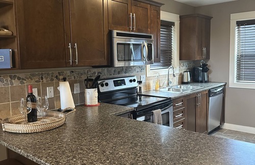Regional District of Nanaimo Cottage | The Nestled INN-Cozy 2 bedroom, 2 bathroom cottage with A/C. Lodge Themed.