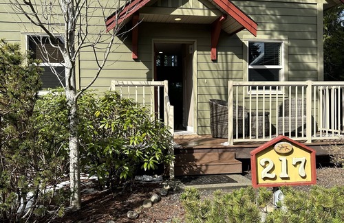 Regional District of Nanaimo Cottage | The Nestled INN-Cozy 2 bedroom, 2 bathroom cottage with A/C. Lodge Themed.