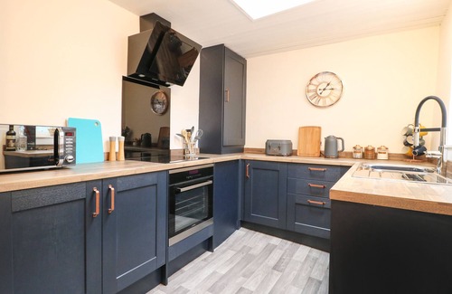 Bakewell Cottage | THE NESTLING - 5 VICTORIA COTTAGES, with a garden in Bakewell