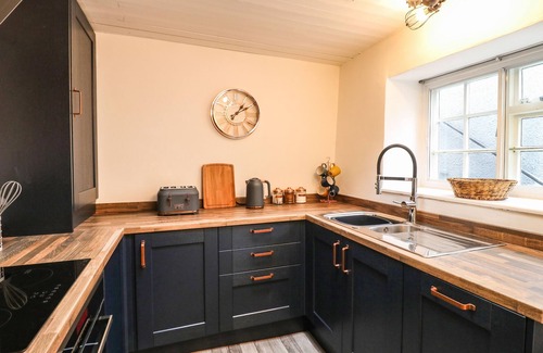 Bakewell Cottage | THE NESTLING - 5 VICTORIA COTTAGES, with a garden in Bakewell