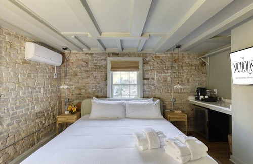 Harleston Village Bed & Breakfast | The Nicholas Carriage King Suite 1 Block to King
