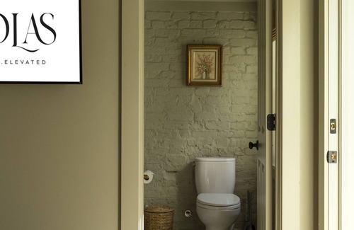 Harleston Village Bed & Breakfast | The Nicholas Carriage King Suite 1 Block to King