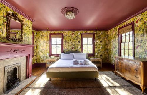 Harleston Village Bed & Breakfast | The Nicholas George's King Suite- Walk to King
