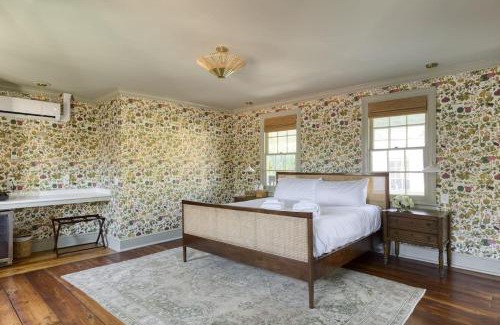 Harleston Village Bed & Breakfast | The Nicholas Veranda King Suite - Walk to King