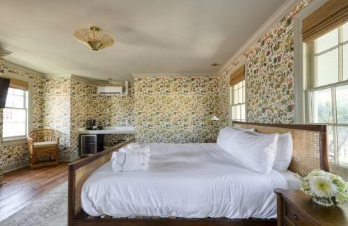 Harleston Village Bed & Breakfast | The Nicholas Veranda King Suite - Walk to King