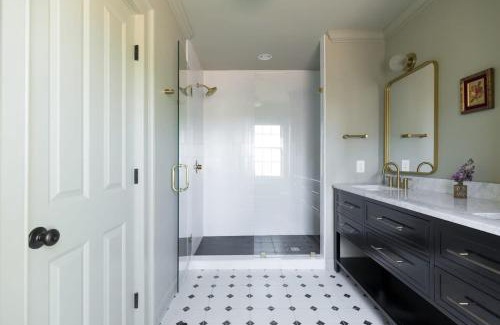Harleston Village Bed & Breakfast | The Nicholas Veranda King Suite - Walk to King