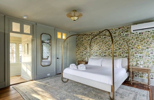 Harleston Village Bed & Breakfast | The Nicholas Veranda King Suite - Steps to King