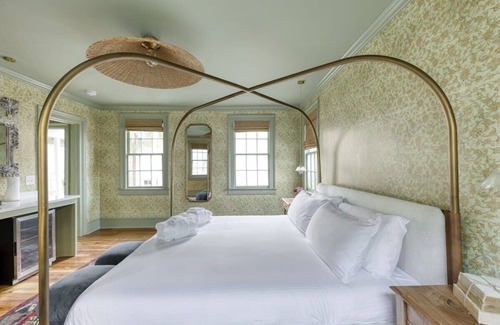 Harleston Village Bed & Breakfast | The Nicholas Veranda King Suite- 1 Block to King