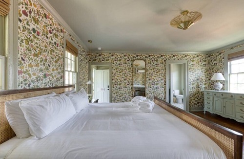 Harleston Village Bed & Breakfast | The Nicholas Veranda King Suite - Walk to King