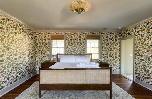 Harleston Village Bed & Breakfast | The Nicholas Veranda King Suite - Walk to King