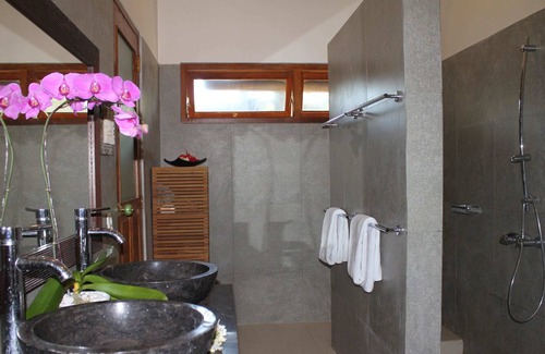 Bukti Villa | The Ning Beach & Villa