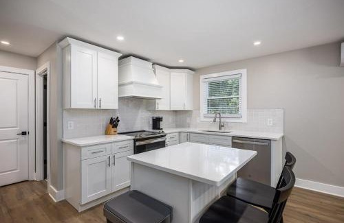 Hillsboro West End Apartment | The Nomad: 4 1BRs 2 Studios 24-Guest Retreat