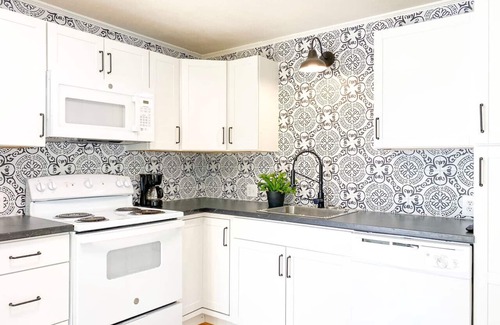 Mountain View Cabin | The Nook on Main ~ Walk to restaurants and shops!