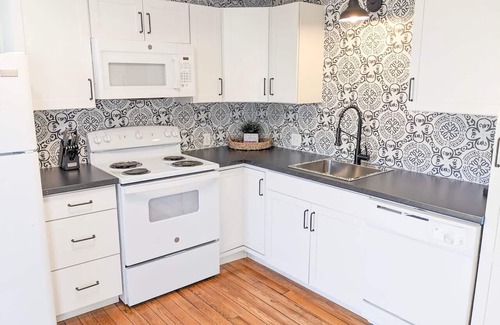 Mountain View Cabin | The Nook on Main ~ Walk to restaurants and shops!