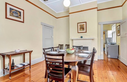 Toorak Gardens Cottage | The Nook Peaceful Toorak Gardens Retro Cottage