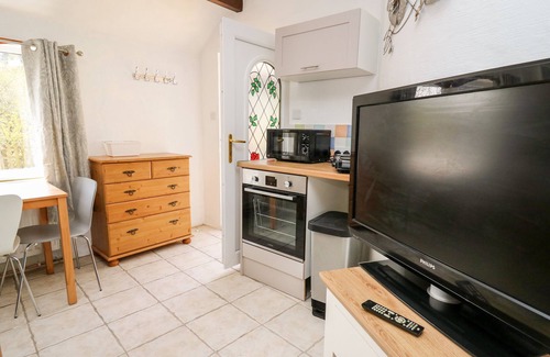 Clydey Cottage | THE NOOK, pet friendly, with a garden in Cenarth